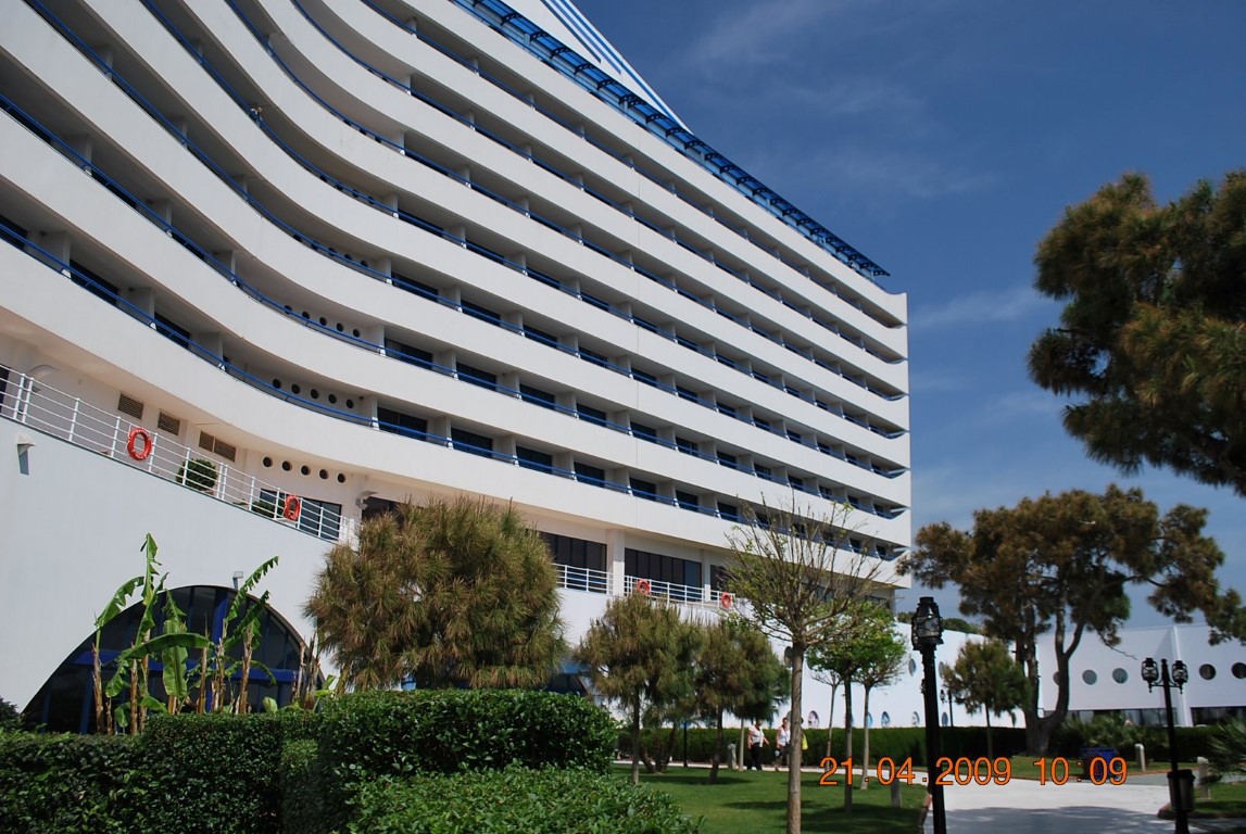 imagini hotel TITANIC LARA